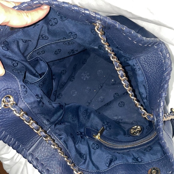 Tory Burch Navy Thea Slouchy Chain Bag - Picture 10 of 17